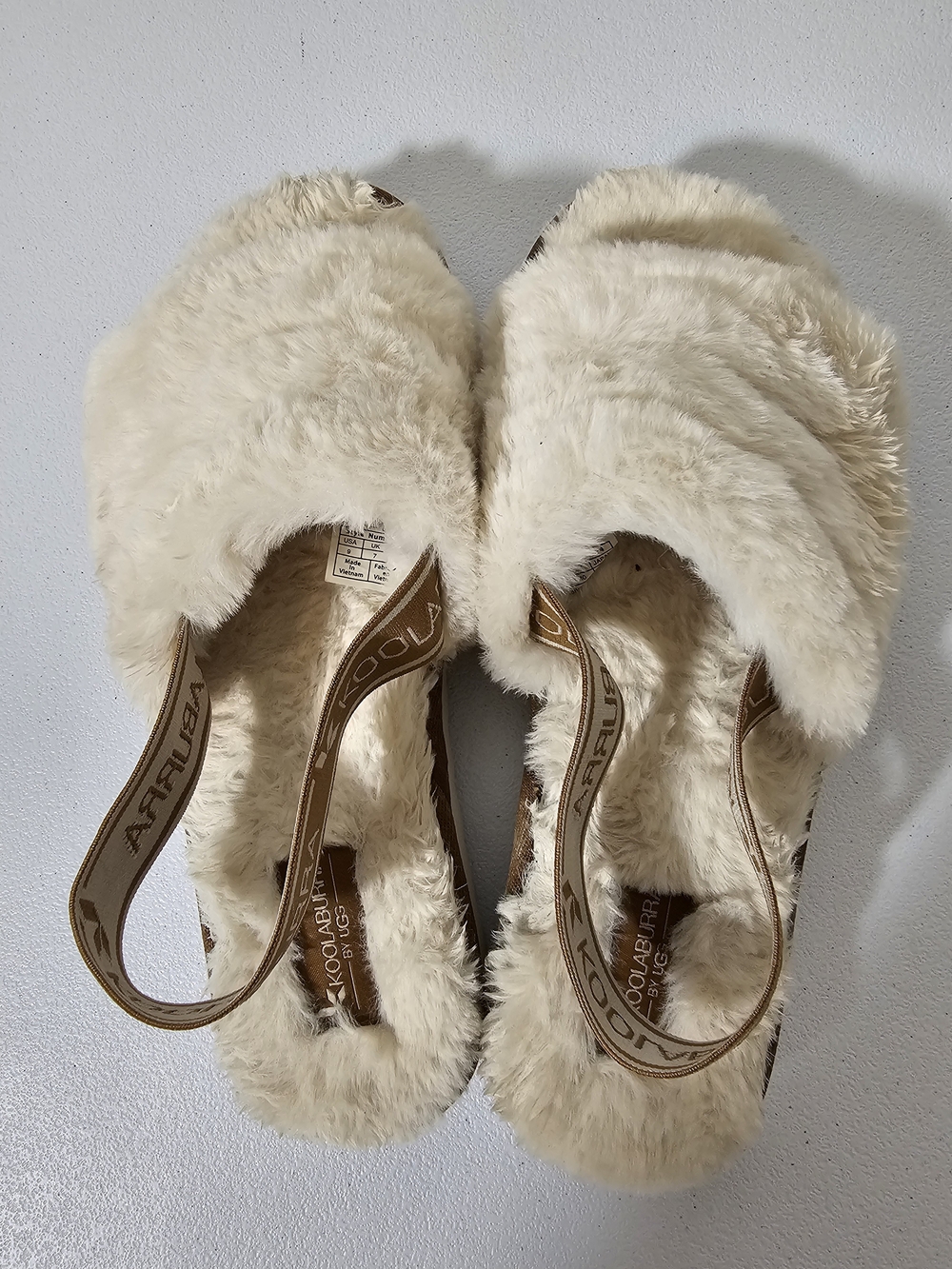 Koolaburra by UGG Fuzz-ee Beige Faux Fur Slide Slippers Women’s US 9 Logo
